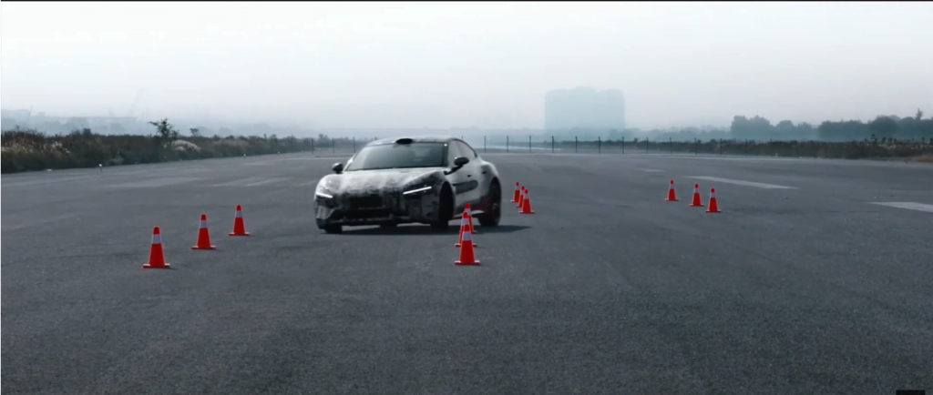 Descubre cómo la Xiaomi SU7 supera la Prueba del Alce a 82 km/h, igualando a legendarios deportivos. Detalles sobre potencia, seguridad y diseño del primer coche eléctrico de Xiaomi en Planeta Xiaomi.