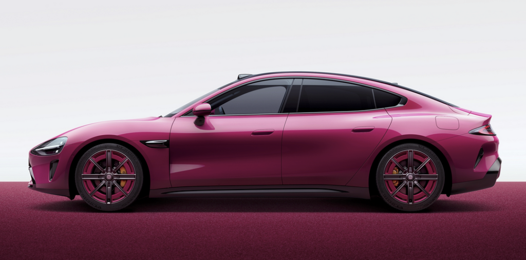 Edición limitada Xiaomi SU7 Magenta Brillante con nuevas ruedas e interior, disponible desde el 1 de enero.
