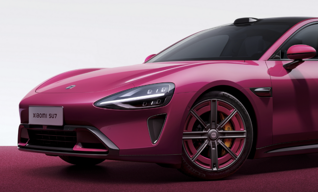 Edición limitada Xiaomi SU7 Magenta Brillante con nuevas ruedas e interior, disponible desde el 1 de enero.