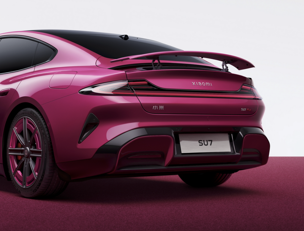 Edición limitada Xiaomi SU7 Magenta Brillante con nuevas ruedas e interior, disponible desde el 1 de enero.