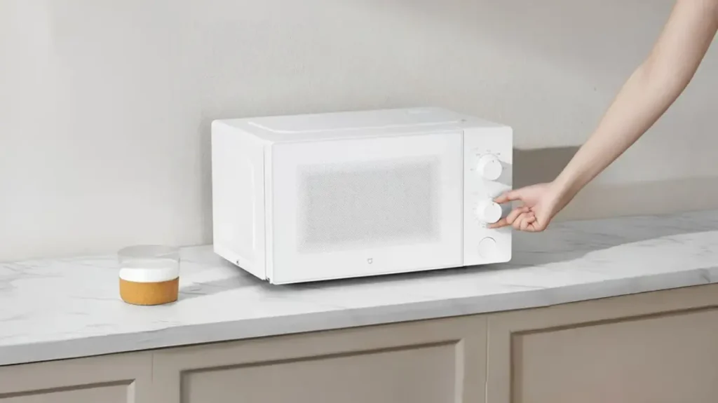 Xiaomi lanza el microondas Mijia 20L, eficiente y de diseño minimalista, ideal para cualquier cocina moderna.